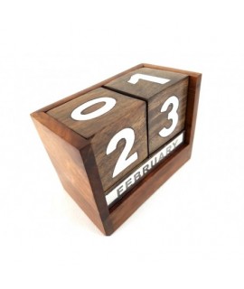Drevený kalendár s kovovým číselníkom